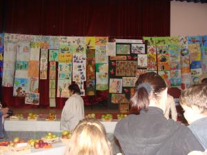 Udeleženci razstave so si z zanimanje ogledovali razstavljeno sadje.